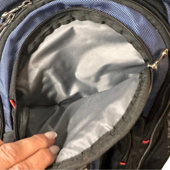 Swiss Gear Backpack - EUC lots of pockets and heavy duty for laptop school 18x13 - Picture 4 of 8